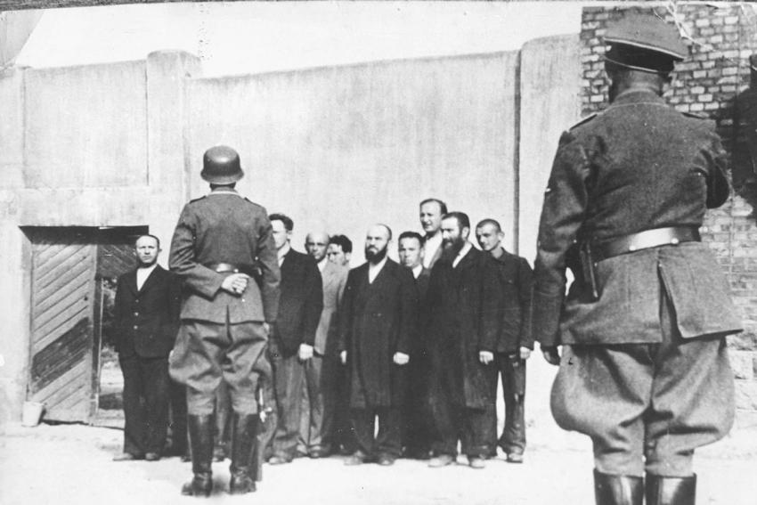 Евреи стоят возле Красной тюрьмы: скоро их повезут на расстрел. Шяуляй, Литва, июль, 1941