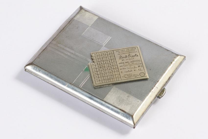 Cigarette Box that Leon Fajtlowicz received from his workers in the leather workshop in the Lodz ghetto