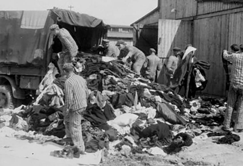 פריקת חפצים אישים ליד צריפי "קנדה", בירקנאו, פולין 1944
