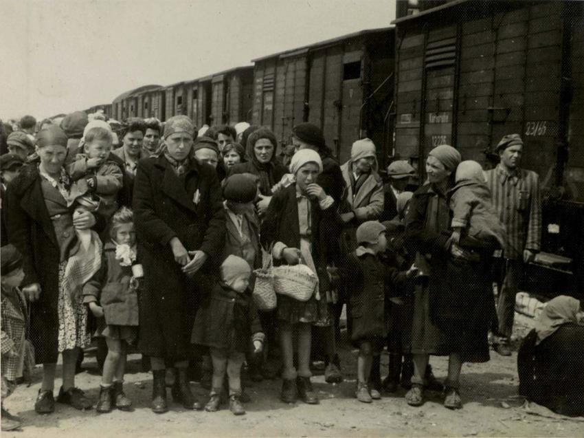نسوة وأطفال على الرصيف فور ترجلهم من القطار.