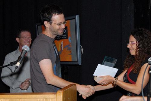 ליאת בן חביב, מנהלת מרכז הצפייה, מעניקה את פרס אבנר שלו לשנת 2008 לבמאי טל חיים יופה בטקס נעילת פסטיבל הקולנוע בירושלים. משמאל: מנהל האמנותי דני מוג'ה
