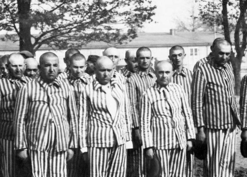 Photo n°26 : Prisonniers juifs en tenue rayée