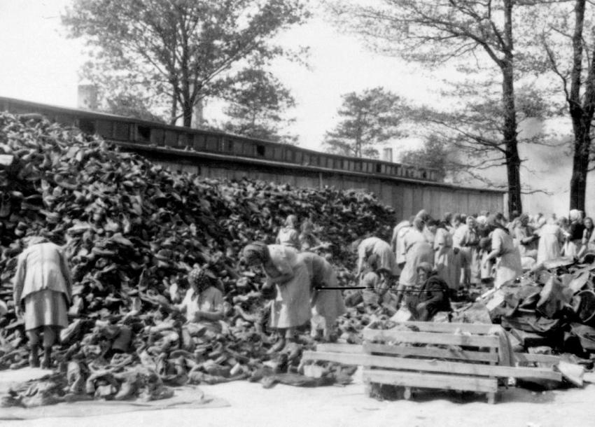 Sortieren von persönlichem Eigentum der gerade in Auschwitz Angekommenen in einem speziellen Bereich des Lagers, bekannt als „Kanada“. 