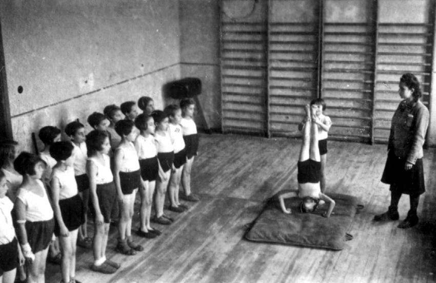 Clase de gimnasia en la escuela del gueto Lodz, en la comuna de niños de Marishin
