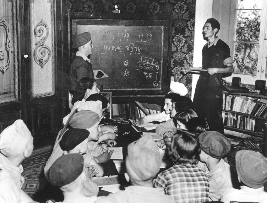 איטליה, ברי, חייל ארצישראלי מלמד ילדים יהודים עברית בבית ספר של הכשרת "ראשונים", 1944