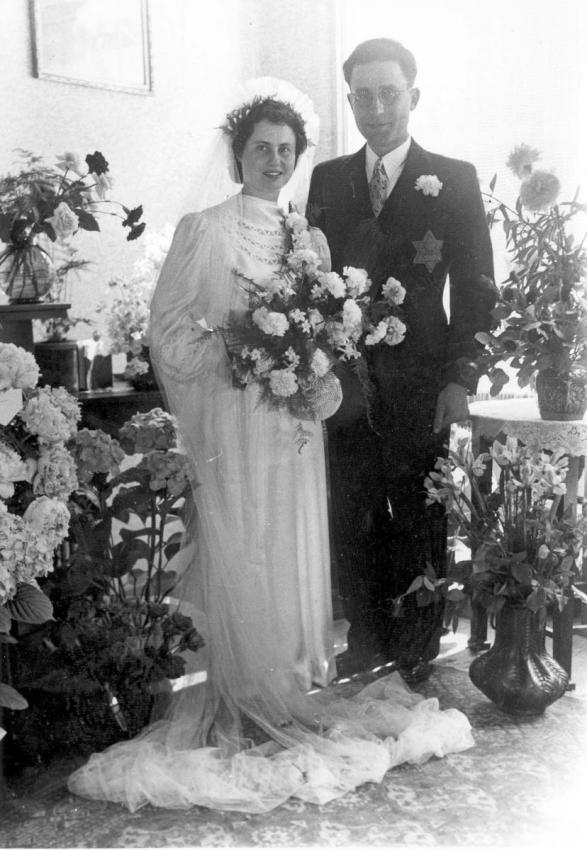 חתונתם של מאוריץ יעקובס וברטה לוי, האג, 1942