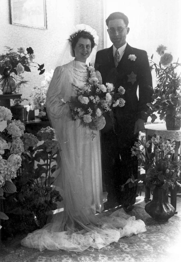 Mauritz Jacobs and Berta Levi on their wedding day, The Hague, 1942
