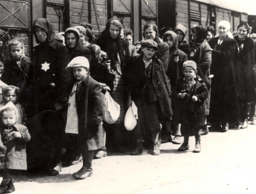 Евреи вышли из поезда и стоят на платформе в ожидании селекции. Биркенау, Польша. 27 мая 1944