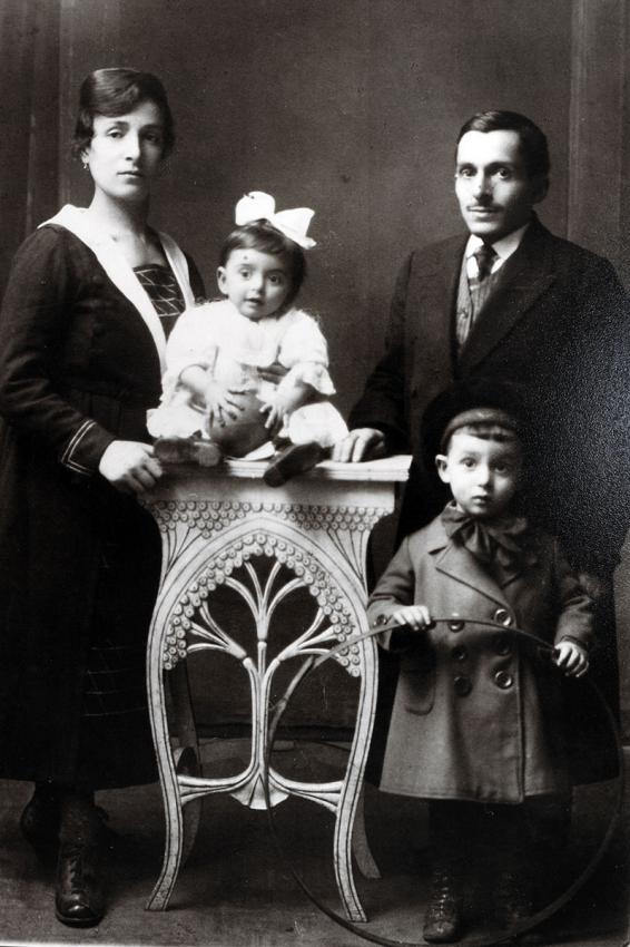 דוד ודבורה צימרקורן עם ילדיהם חנה-יוכבד ויוסף. 1920, לודז', פולין