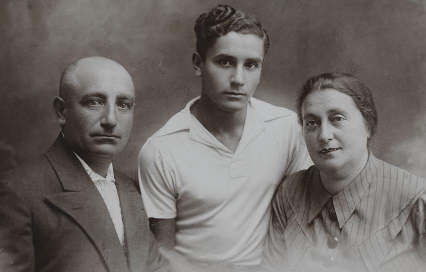 סאווה עם הוריו סוניה ואברהם, דונצק, אוקראינה, 1941