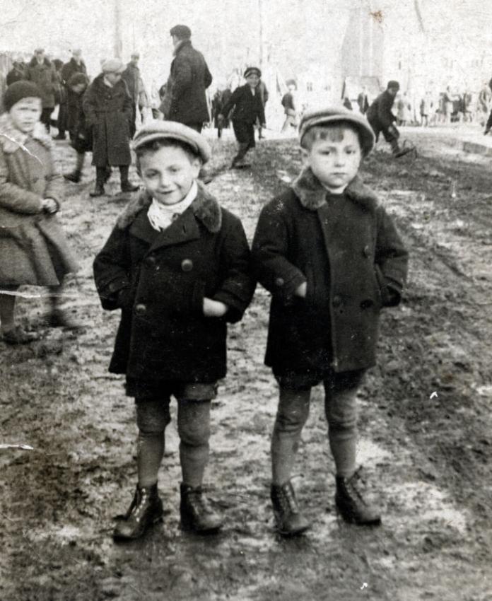 קובה (ג'ק) יגד (משמאל) ואחיו התאום ליפה (פיליפ), אוקראינה, לפני המלחמה