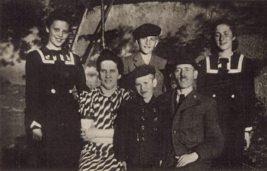 משה-מור ושרלוטה רוזנברג. ביניהם הבן הצעיר לייבוש. מאחור מימין: מרתה, יעקב ואליזה. צ'כוסלובקיה, לפני המלחמה