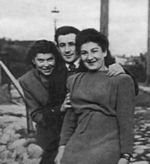 חיה שוורצמן קפלן (בקדמת התצלום) עם בעלה ובת דודתה. ליטא, 1947