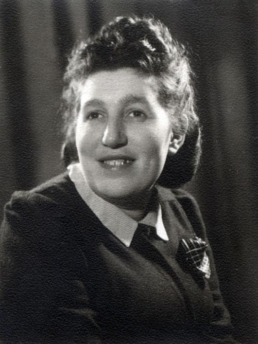 שרה ברקמן במחנה העקורים ברגן-בלזן לאחר השחרור