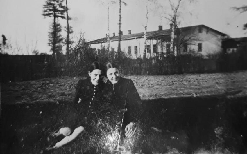 Genia Sznajder and Barbara Dobrolubow in Szreniawa, Poland, prewar