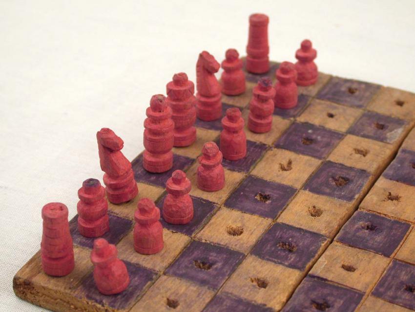 Piezas de ajedrez talladas por Elhanan Ejbuszyc en Auschwitz-Birkenau
