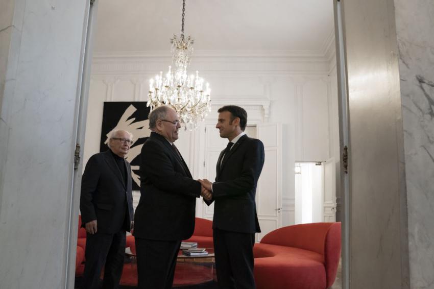 Le président Macron et Dani Dayan, président de Yad Vashem, aux côtés de Serge Klarsfeld.