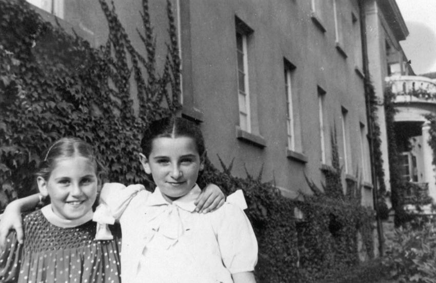 סטלה קנובל עם בת דודתה אליזבטה קנובל לפני המלחמה.