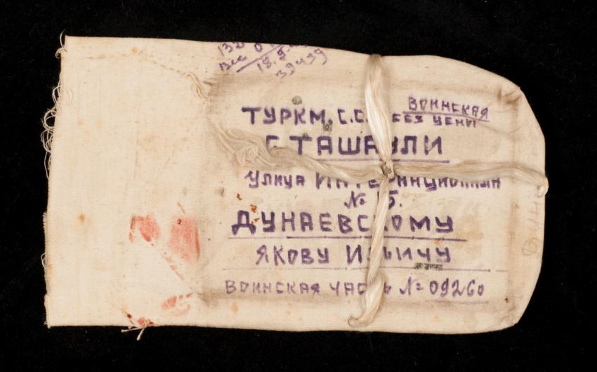 La bolsa en la que Monya Dunaevski guardaba las cartas que recibía de su casa