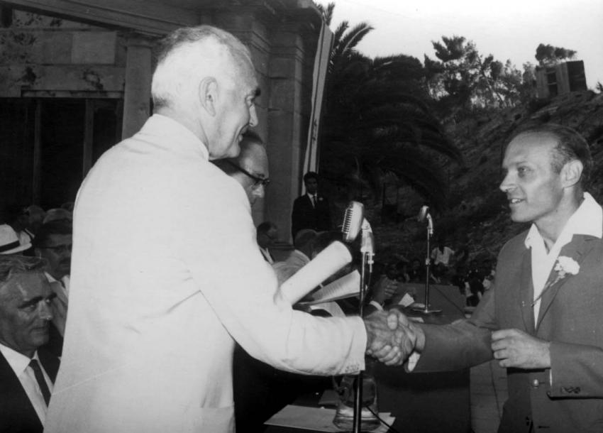 בעת הענקת פרס ראש הממשלה, 1973