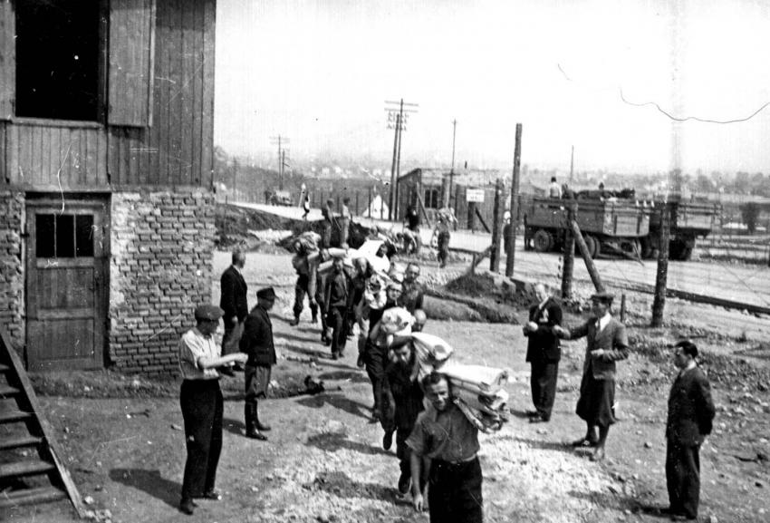 Plaszow, Pologne, 1943. Des Juifs astreints aux travaux forcés. 