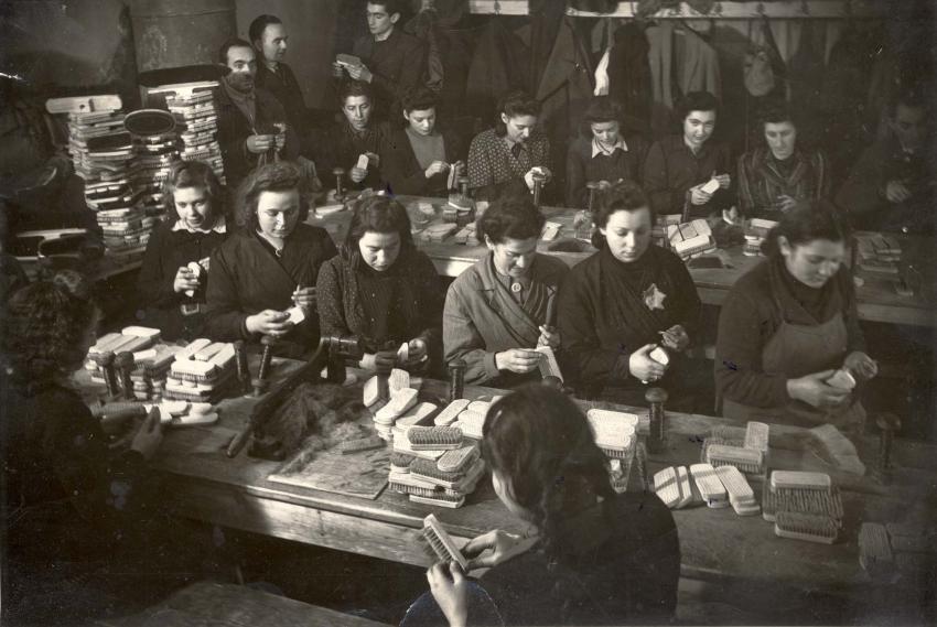 Kovno, Lituania - Mujeres en el taller de cepillos que dirigía Israel Suriski