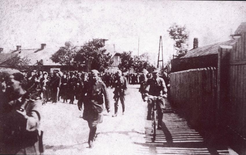 רומניה – יהודים שרוכזו על ידי חיילים גרמנים ורומנים לפני רציחתם