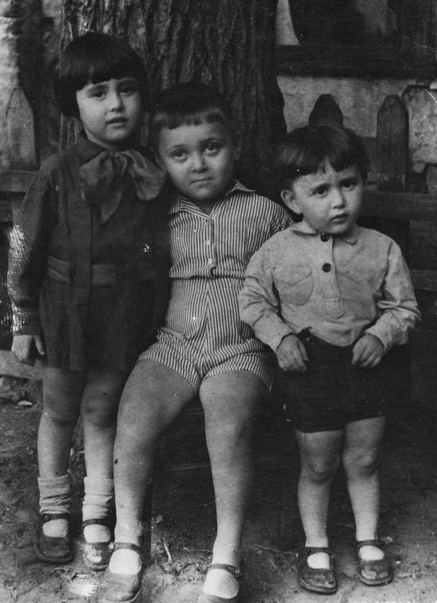 ריטה ודוד אלטמן ובן דודם דוד רויטגרץ (במרכז). קייב, לפני המלחמה