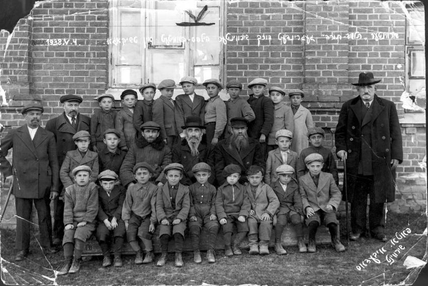 Maestros y alumnos en la escuela judía de Sirvintos, Lituania, 4 de mayo de 1938