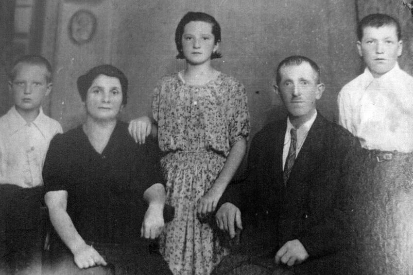 נסיה ושעיה צ'ובוטרו עם שלושה מילדיהם. בקאו, רומניה, 1946