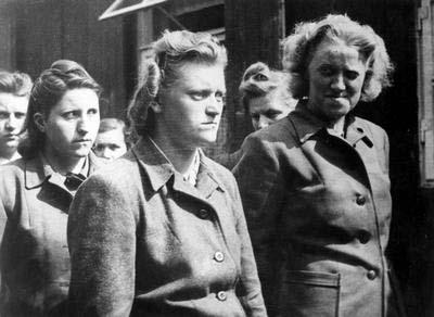 被英军关押的前女警卫，德国贝尔根-贝尔森，1945年4月