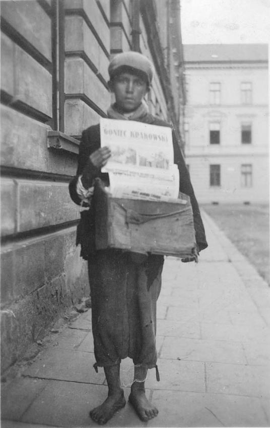 ילד יהודי מוכר עיתונים בגטו, 1940, נובי סונץ' (Nowy Sacz), פולין.