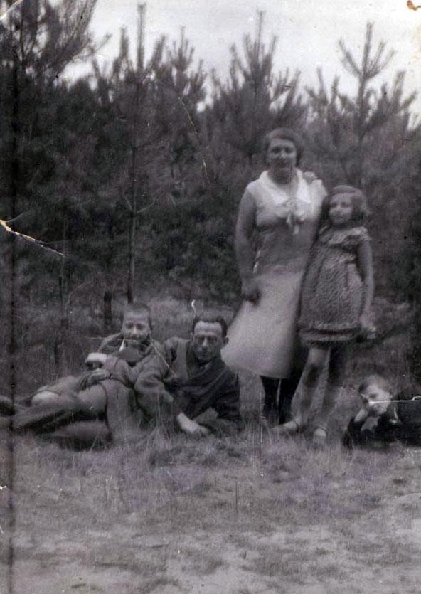 בלומה ויוסף וולך עם ילדיהם קלמן, נחום וטולה. פולין, תחילת שנות השלושים