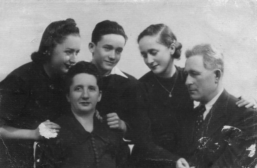 אהוד ולטר עם הוריו ואחיותיו, הונגריה, 1940