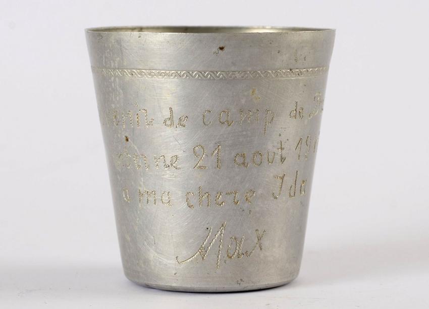 Cup with a dedicatory inscription that Max Wyspa sent from the Drancy camp in France to his cousin Ida Elboim