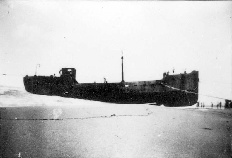 אוניית המעפילים על שם חנה סנש מוצבת כאנדרטה בחופי נהריה, 1946.
