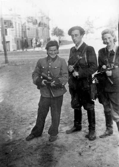 וילנה, פולין, 1944 - שלושה פרטיזנים יהודים: ויטקה קמפנר-קובנר (מימין), אבא קובנר ורוז'קה קורצ'אק