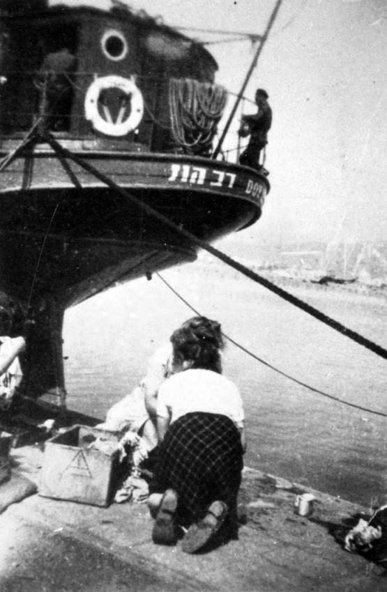 האניה &quot;דב הוז&quot; בנמל לה ספציה (La Spezia) שבאיטליה, 1946, על סיפונה היו כ-670 מעפילים.