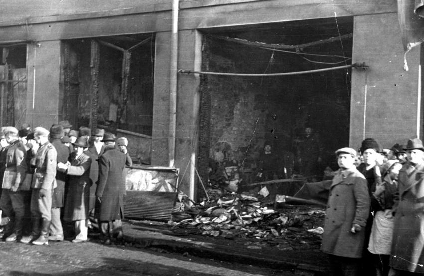 Еврейские магазины,  разграбленные во время погрома 23 января 1941 года. Бухарест, Румыния