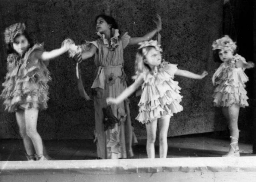 ילדים מעלים הצגה במחנה העקורים בארי שבאיטליה, 1947.