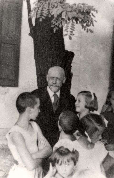 Janusz Korczak junto a algunos huérfanos de su institución