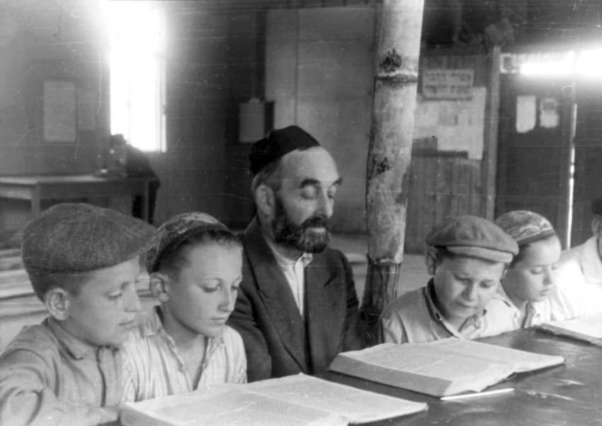 Niños aprendiendo en un héder (escuela primaria religiosa) en el campo de desplazados de Beit Bialik, Salzburgo, Austria, posguerra