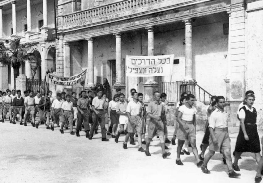 Pro-Aliyah demonstration during the “La Spezia Affair” in the Marina Di Leuca DP camp, Italy. The Marina Di Leuca camp camp housed both Jews and non-Jews. In 1946, there were some 1,500 Jews living there.