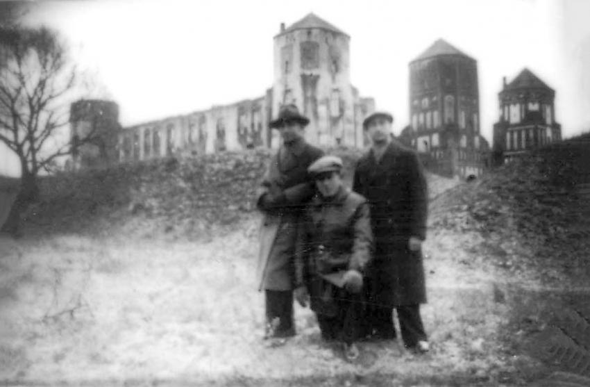 צעירים ליד המבצר במיר, חורף 1936