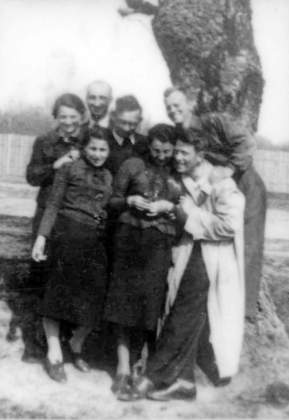 קבוצת צעירים, מיר 1937. צילום פרידה מראובן ירמיצקי (שורה שניה קיצוני מימין) לפני עלותו לארץ ישראל.