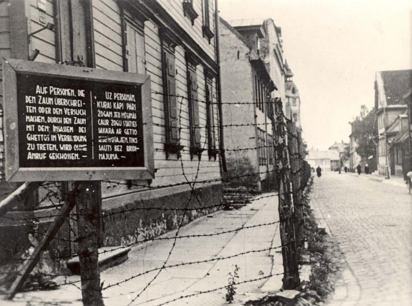 Забор из колючей проволоки, отгораживающий Рижское гетто от остальной части города