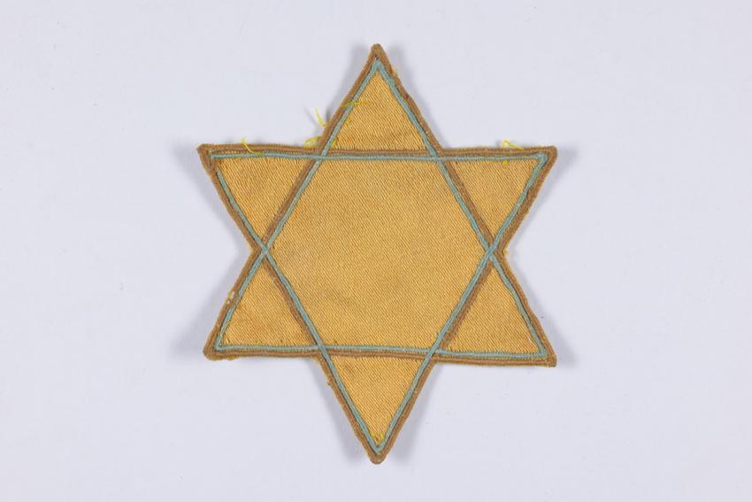 אות קלון וזיהוי (טלאי צהוב) שיהודי פולין חויבו להצמיד לבגדם בפקודת השלטונות הגרמניים. 