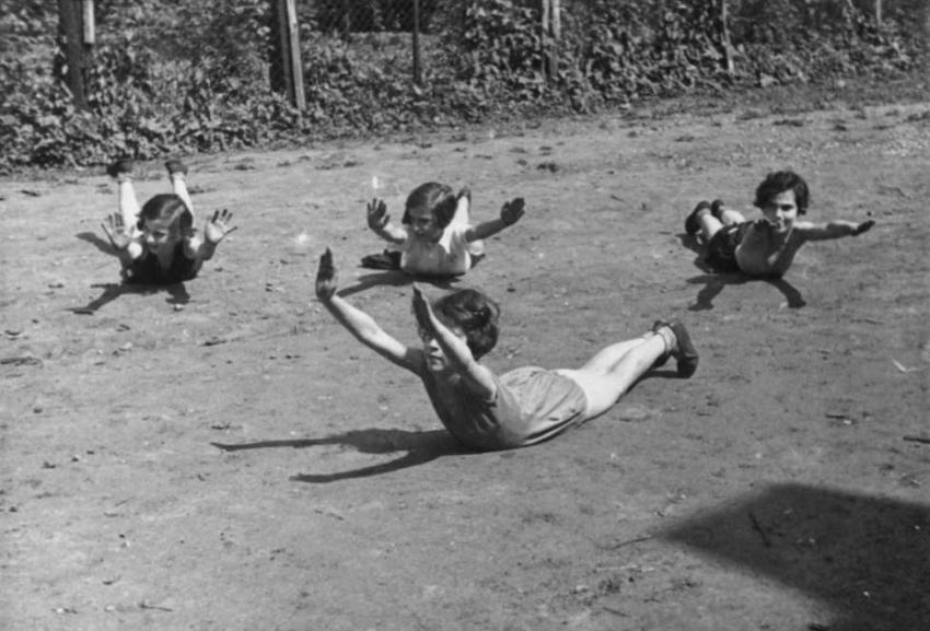 ילדים בשיעור ספורט בחצר בית הספר היהודי בקניגסברג