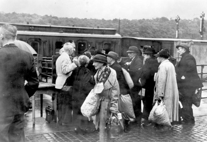29 באוגוסט 1942, יהודים מגיעים לתחנת הרכבת בוויסבאדן לקראת גירושם.