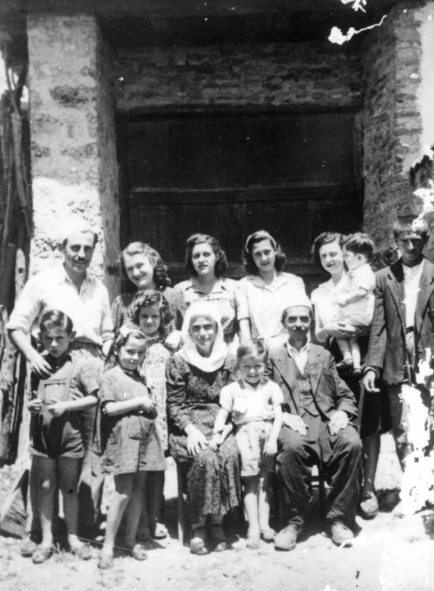 Los judíos con sus salvadores en el hogar de los Veseli